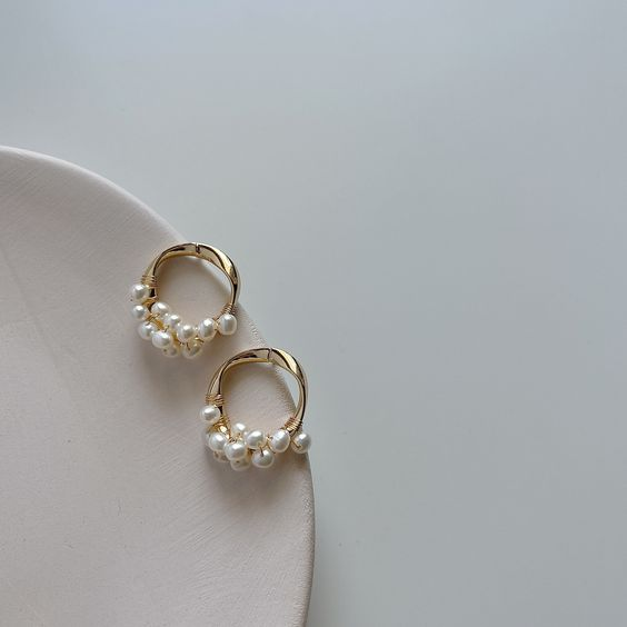 Elegantes pendientes de perlas con incrustaciones