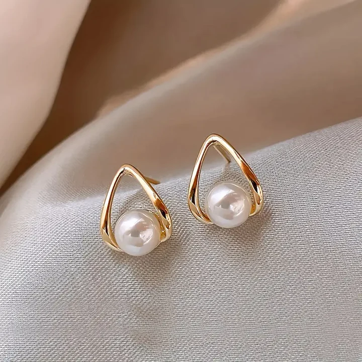 Elegantes pendientes de perlas triangulares huecas