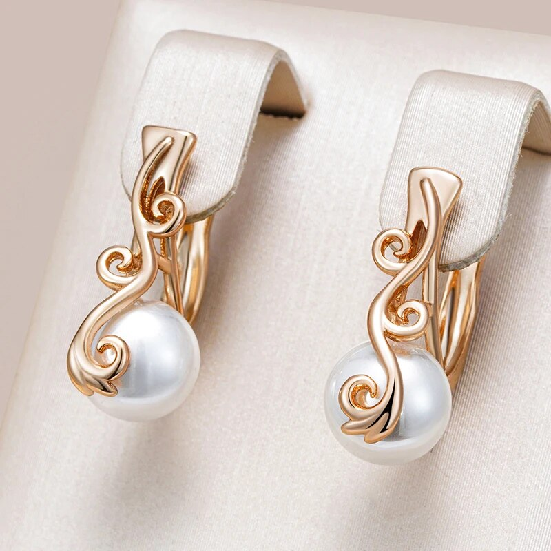 Elegantes pendientes de oro con perla blanca
