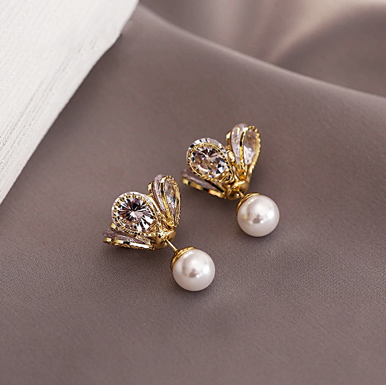 Elegantes pendientes de perlas con flores brillantes