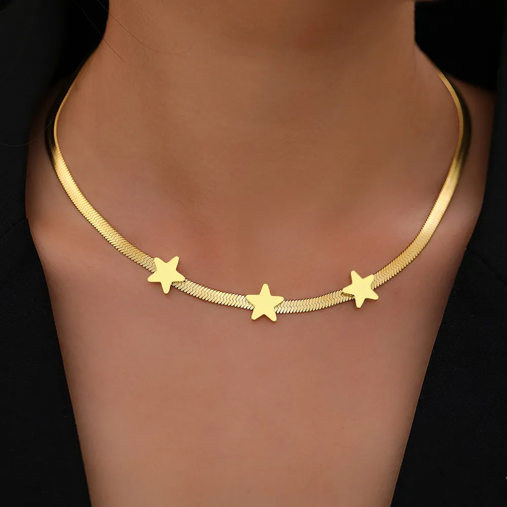 Elegante collar dorado con triple estrella