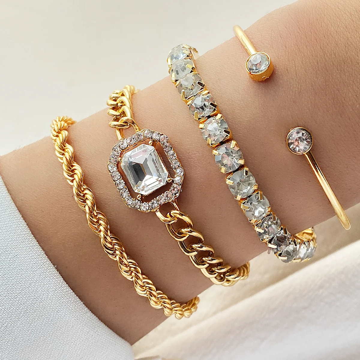 Elegante paquete de pulseras doradas brillantes