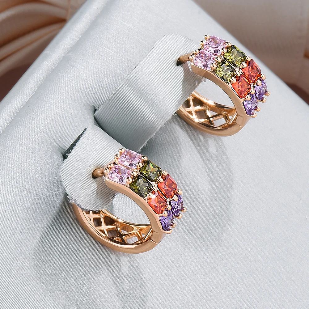 Elegantes pendientes coloridos y brillantes