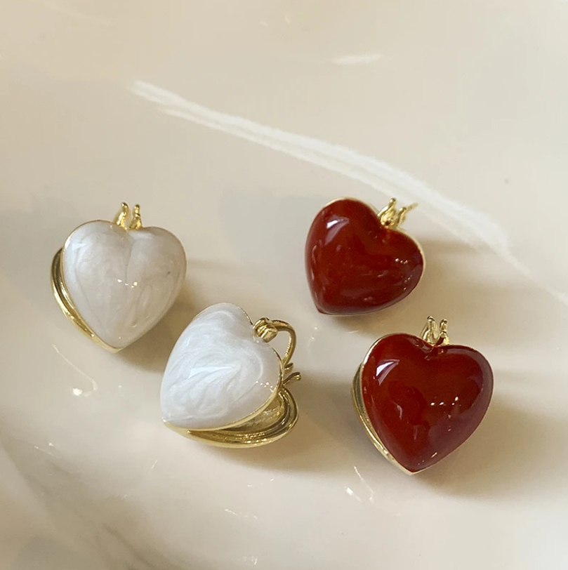 Elegantes pendientes de corazón de esmalte