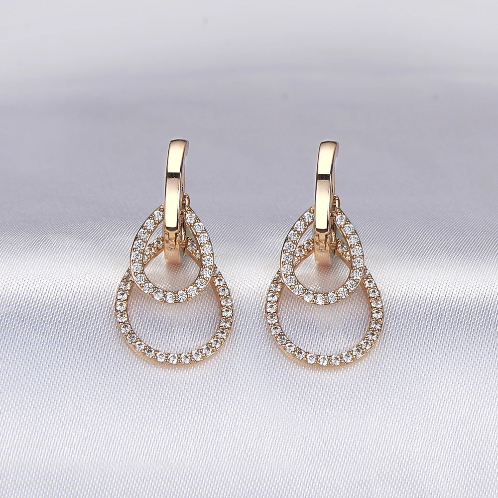 Elegantes pendientes huecos y brillantes