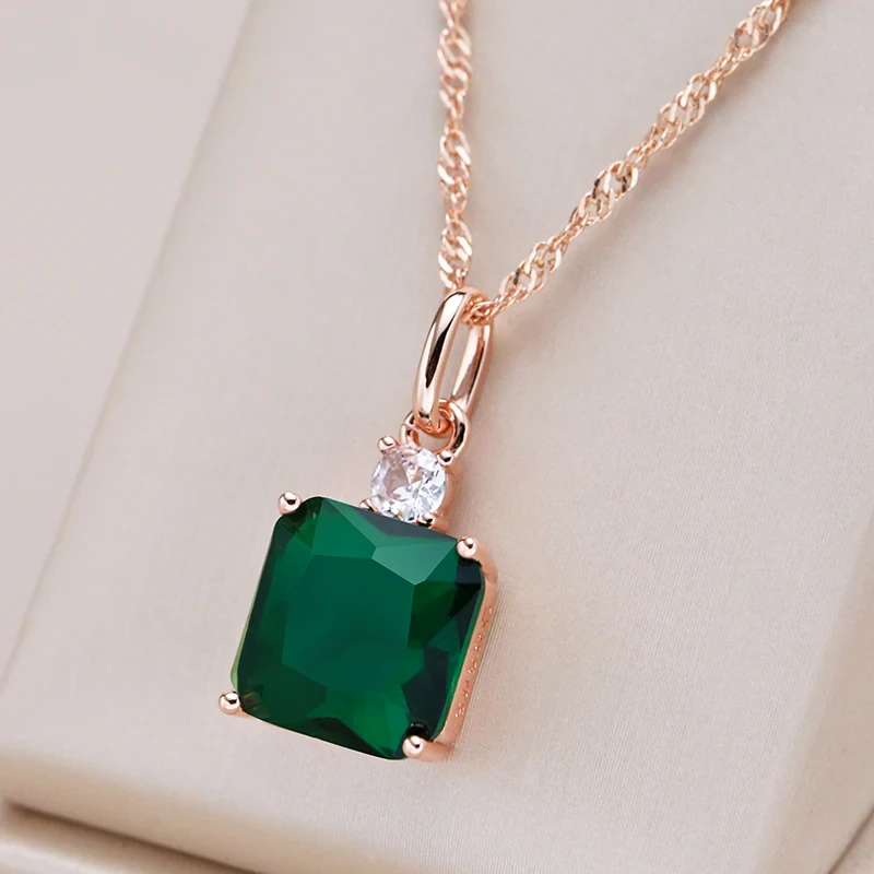 Collier élégant en cristal cubique vert