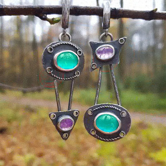 Pendientes vintage de piedra con incrustaciones mecánicas