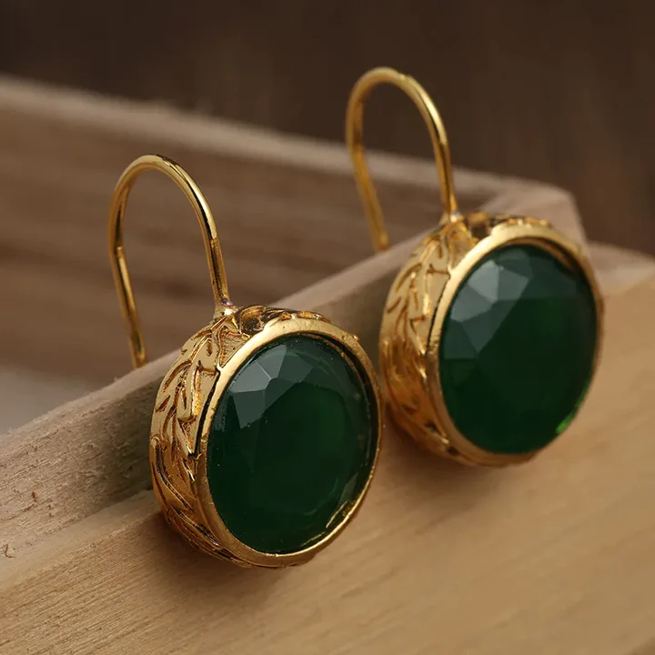 Boucles d'oreilles dorées vintage avec incrustation de pierres vertes