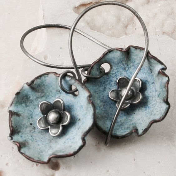 Boucles d'oreilles vintage à fleurs fanées