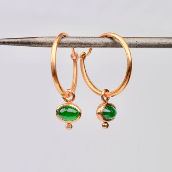 Boucles d'oreilles créoles dorées vintage en cristal vert