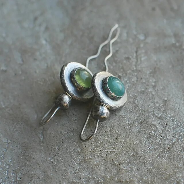 Boucles d'oreilles vintage incrustées de pierres vertes et bleues
