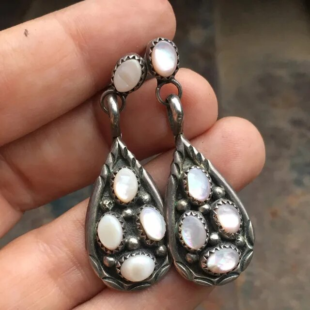 Pendientes colgantes vintage de ópalo blanco con incrustaciones