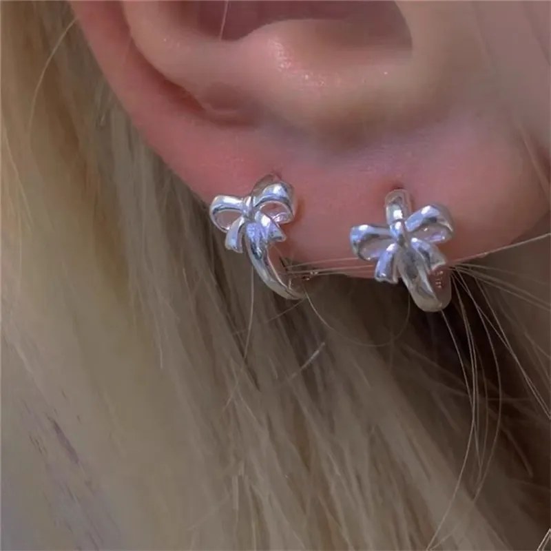 Elegantes pendientes de lazo de plata