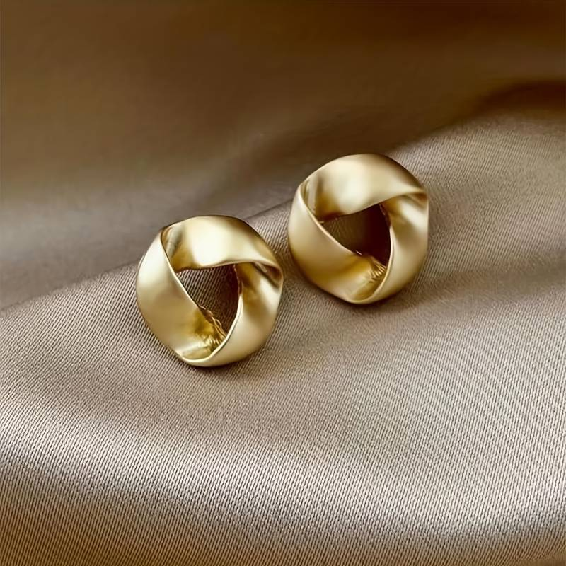 Boucles d'oreilles dorées, élégantes et simples