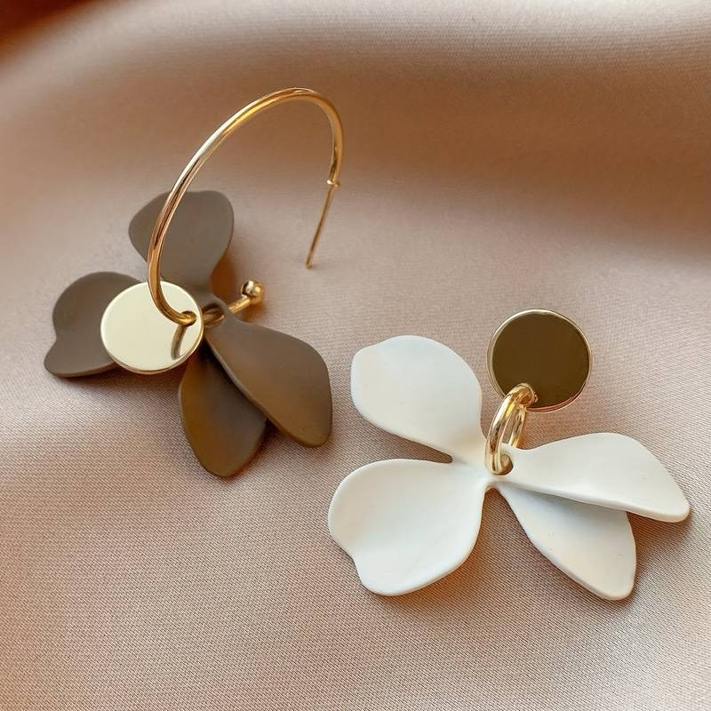 Elegantes pendientes de flores blancas y marrones