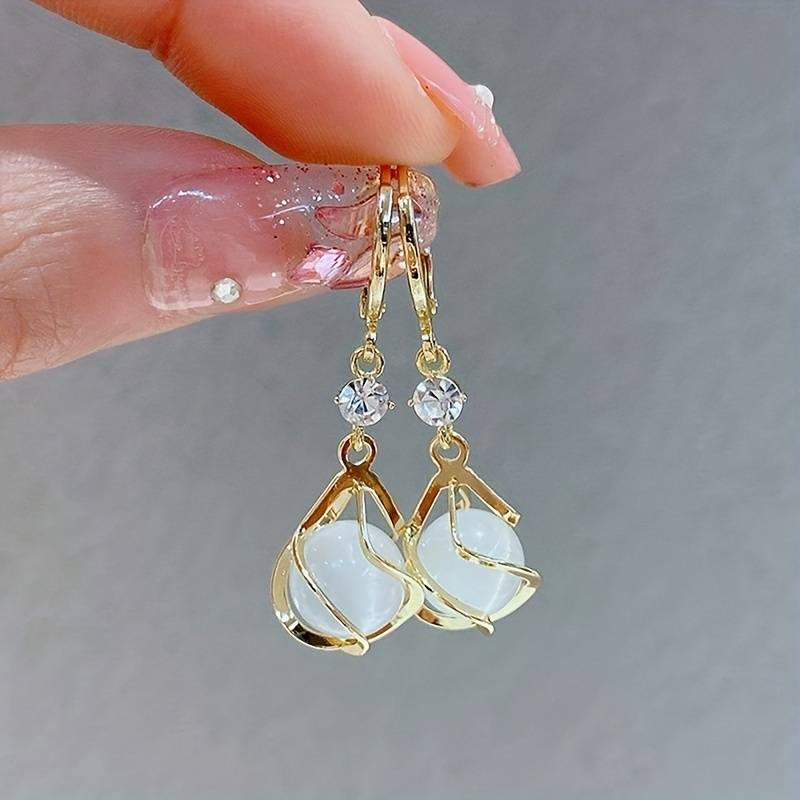 Boucles d'oreilles pendantes vintage en opale blanche et or