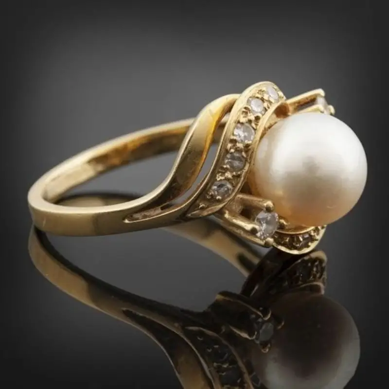 Anillo elegante con perla y oro brillante
