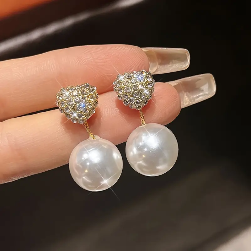 Elegantes pendientes de perlas brillantes
