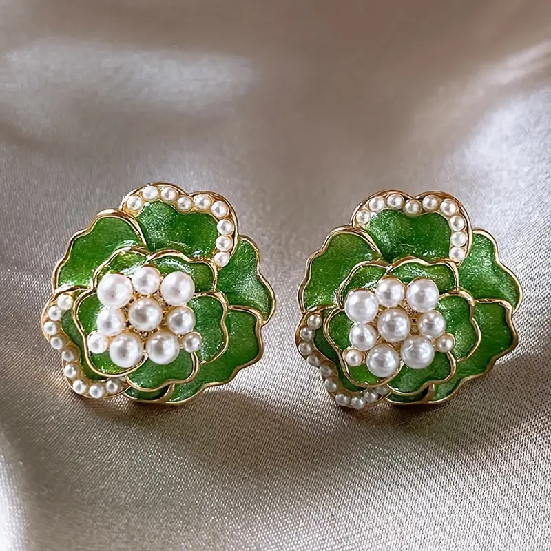Pendientes de esmalte verde con elegantes perlas