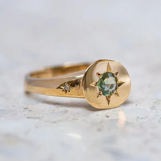 Anillo dorado vintage con luz de estrella verde