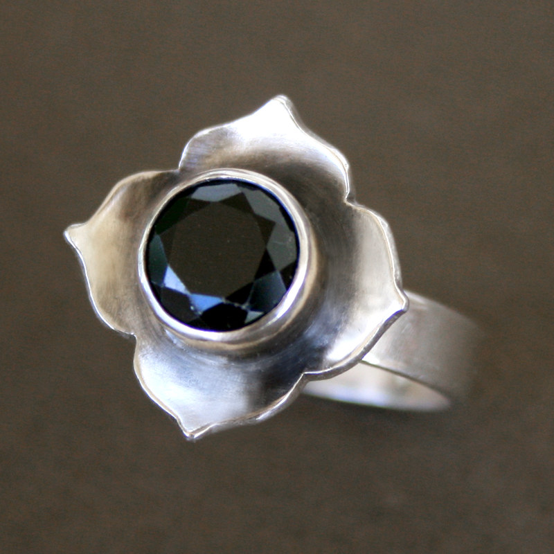 Bague vintage en argent, fleur et cristal noir