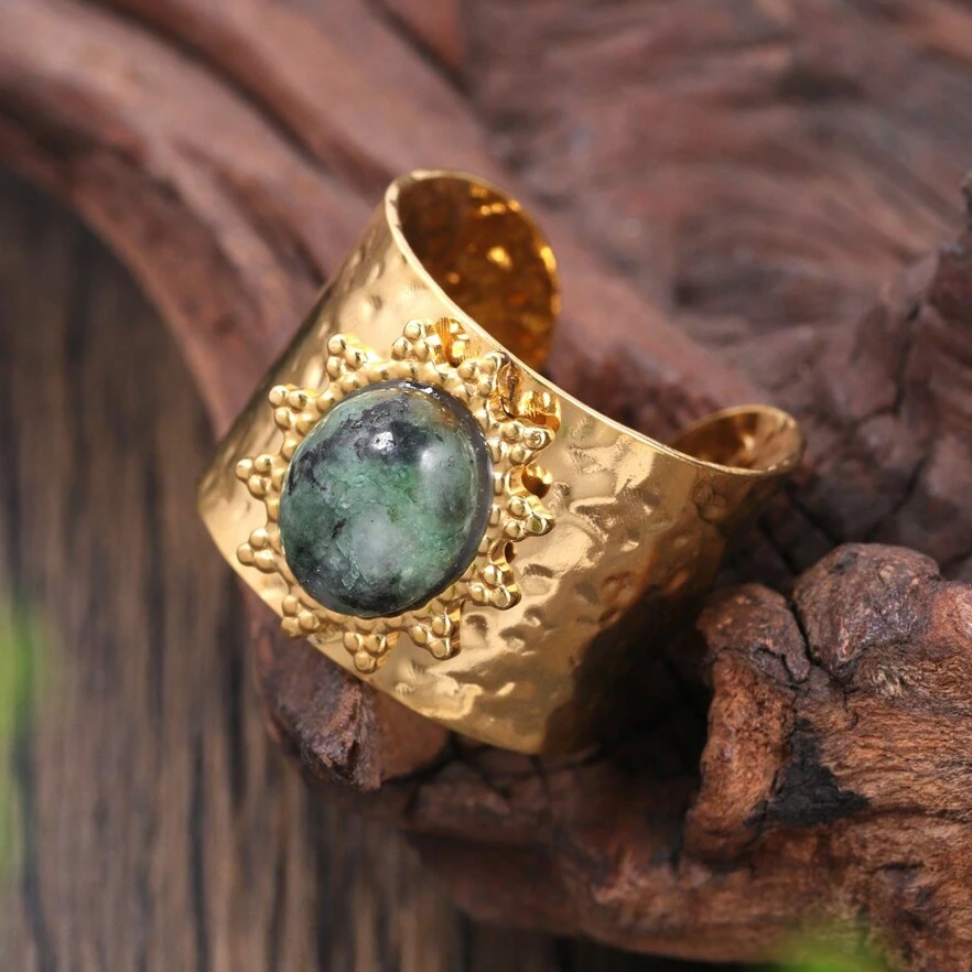 Anillo vintage con piedra incrustada en oro