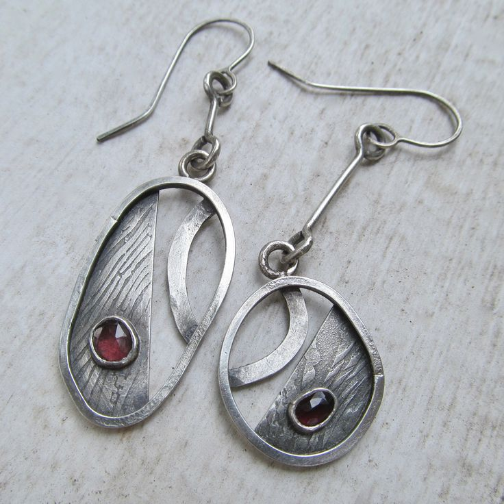 Pendientes vintage de plata con incrustaciones de piedra roja