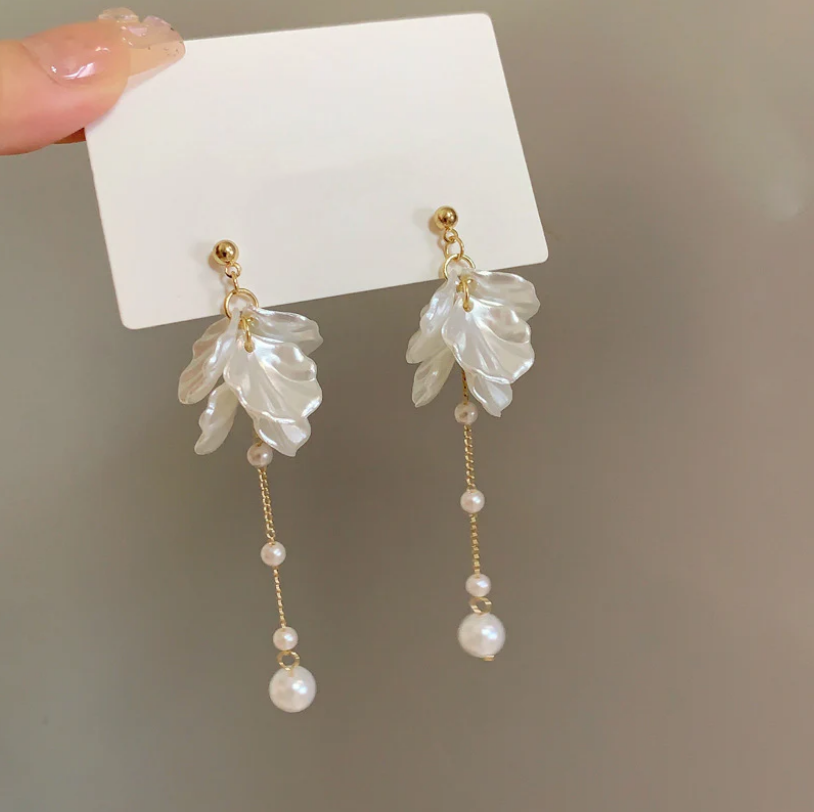 Elegantes pendientes colgantes de perlas blancas