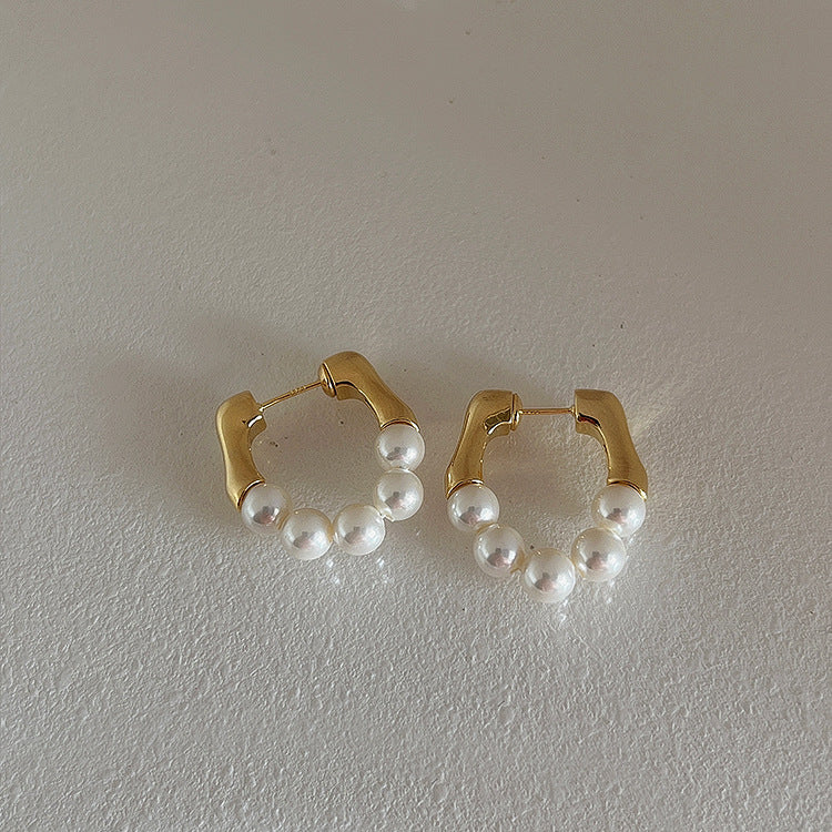 Elegantes pendientes de oro con perlas blancas