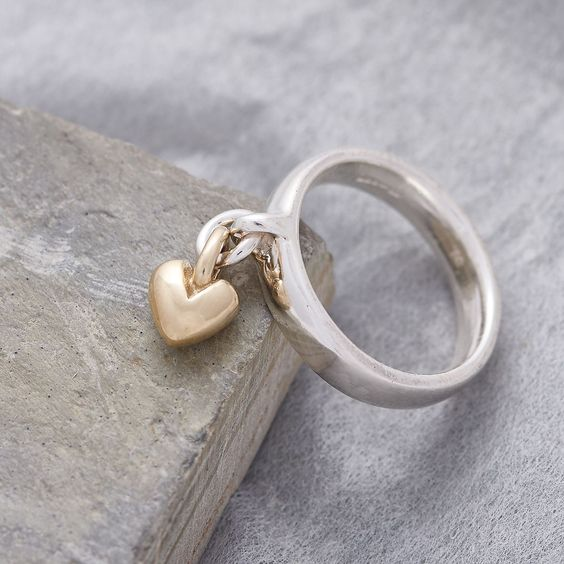 Anillo vintage de plata con forma de corazón colgante