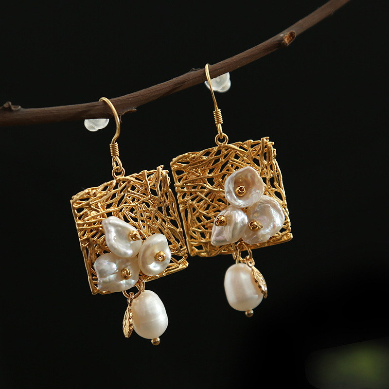 Pendientes vintage de perlas blancas y flores