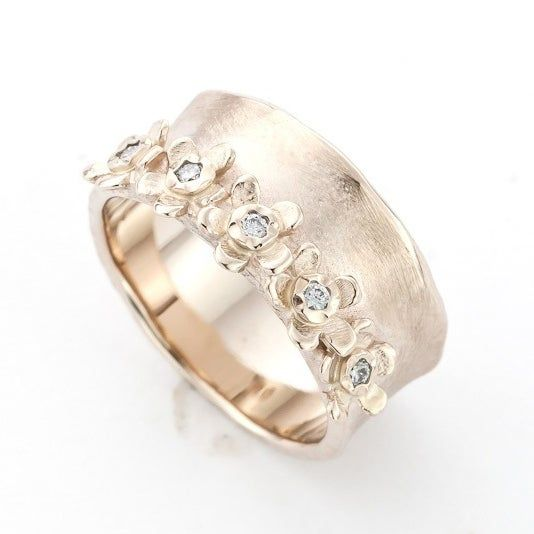 Anillo vintage con flor incrustada y baño de oro