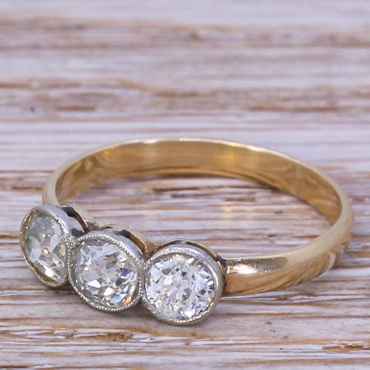Anillo vintage de oro con tres cristales