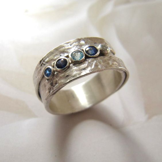 Bague vintage en argent incrustée de pierres bleues