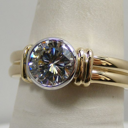 Bague vintage en or et zircone superposée