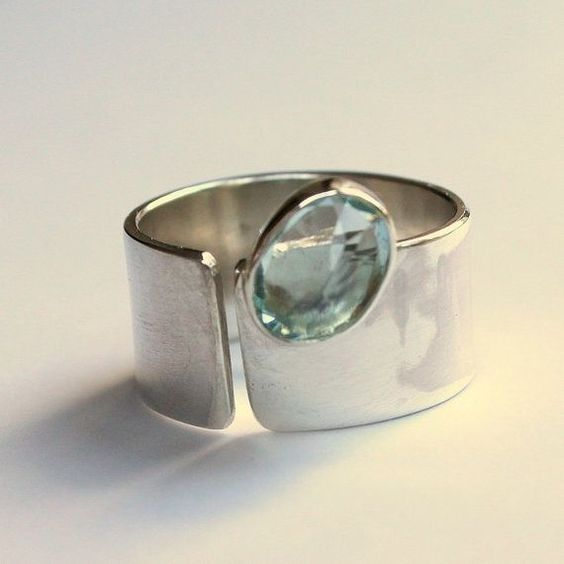 Anillo vintage de plata con incrustaciones de cristal verde