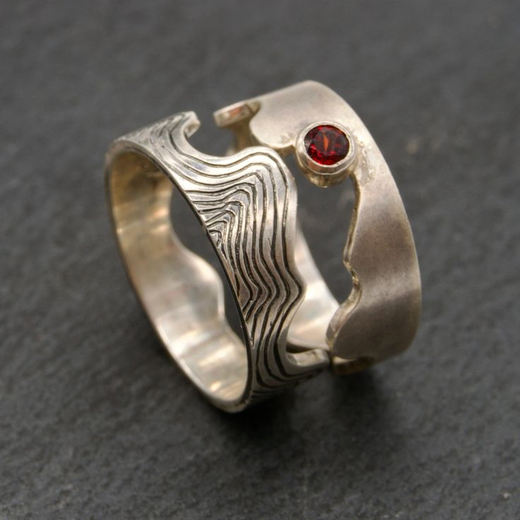 Anillo vintage de circonita roja ondulada y hueca