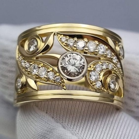 Anillo vintage de oro con circonitas cúbicas y diseño de hiedra hueca