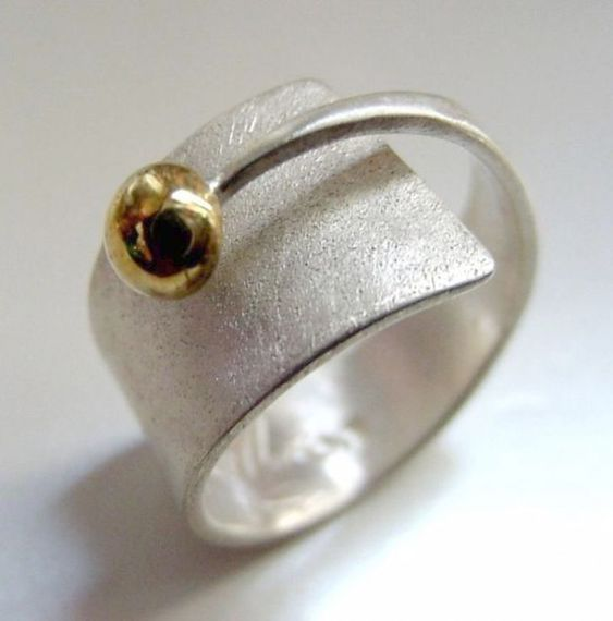 Bague vintage ouverte en argent avec perle dorée