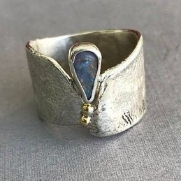 Anillo vintage abierto con ópalo azul