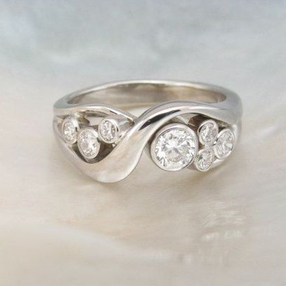 Anillo vintage de plata con circonitas en espiral