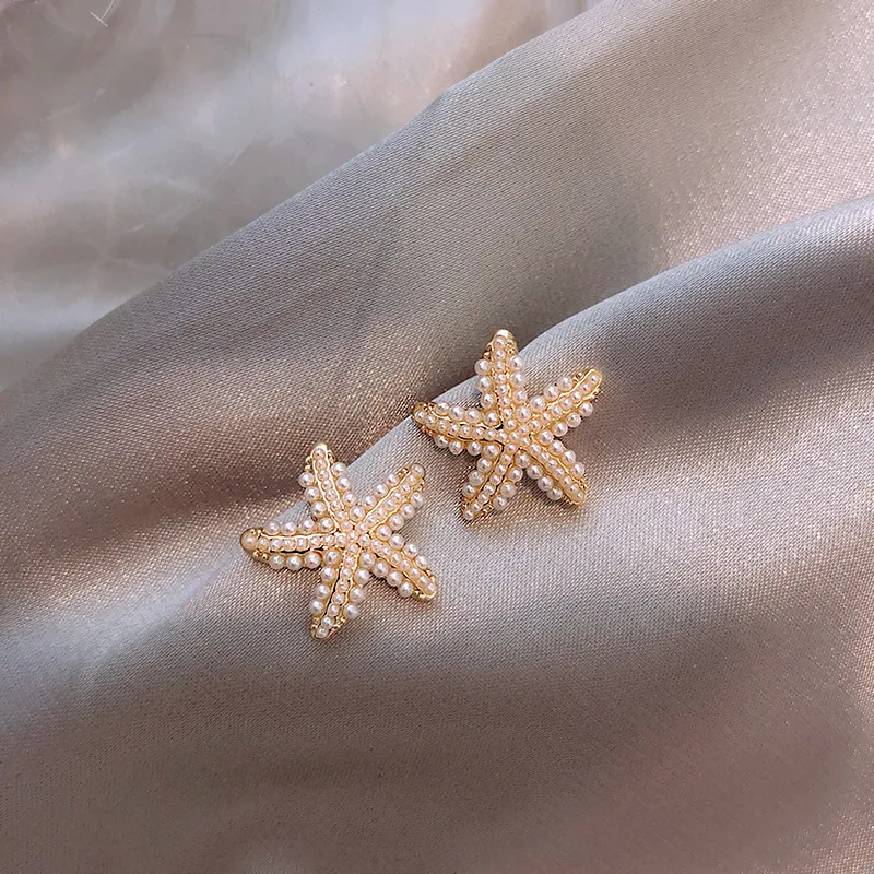 Elegantes pendientes de perlas de estrella de mar