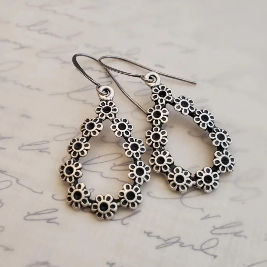 Pendientes vintage de flores huecas de plata