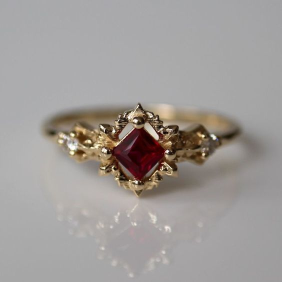 Anillo vintage de oro con circonitas rojas