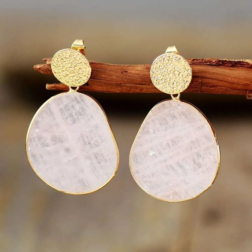 Pendientes vintage de piedra redondeada blanca