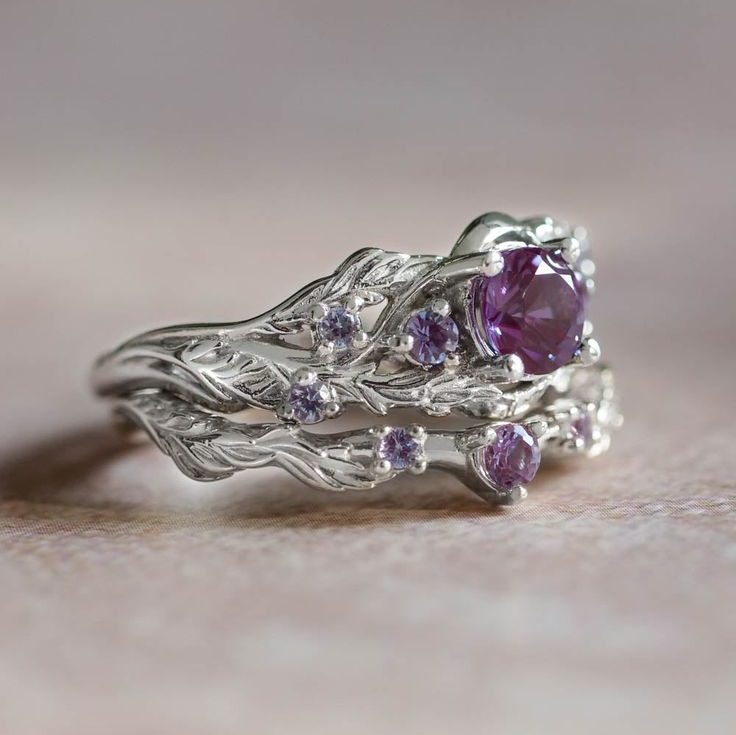 Anillo vintage de plata con piedra morada
