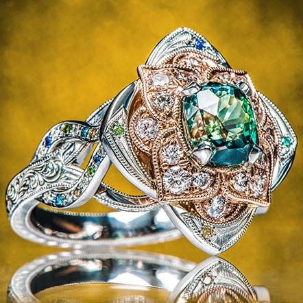 Anillo vintage de plata con flor brillante