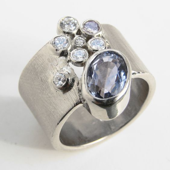 Anillo vintage de plata con incrustaciones de cristal azul