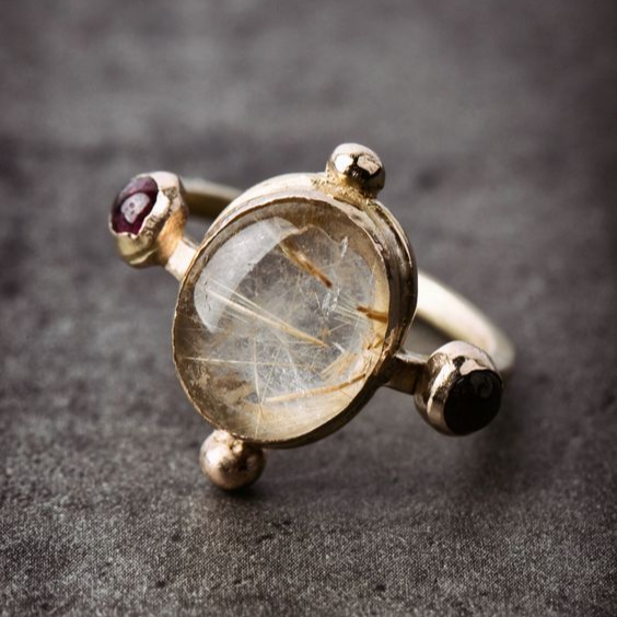 Bague vintage en pierre blanche