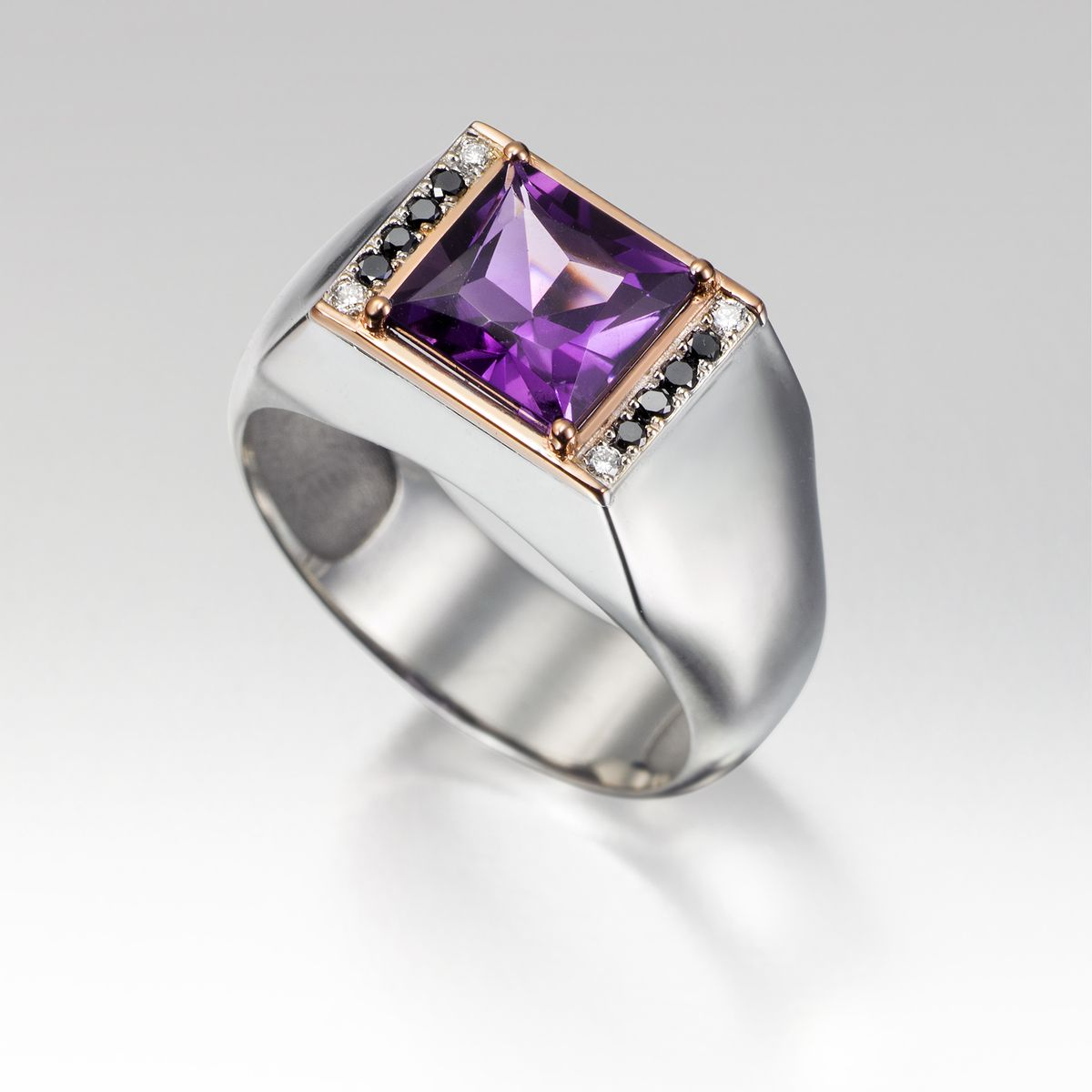 Anillo vintage de plata con cristal morado